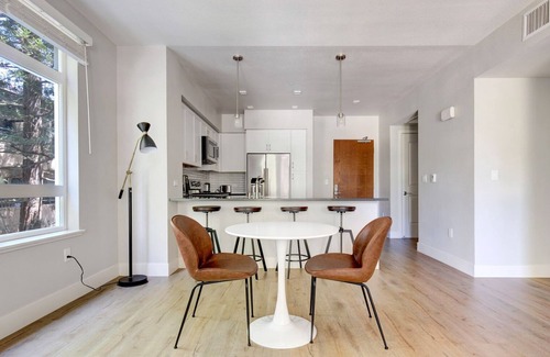 Central San Mateo Apartment | Hip San Mateo 1BR w/W/D, Gym, BBQ, Parking, walk to all, by Blueground