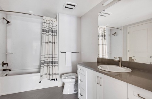 Central San Mateo Apartment | Hip San Mateo 1BR w/W/D, Gym, BBQ, Parking, walk to all, by Blueground