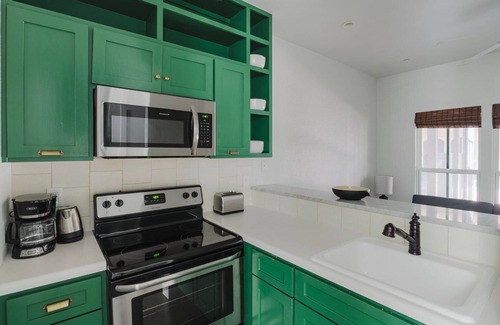St. Edwards Apartment | Hip South Congress 1BR w/Air Conditioning & W/D, by Blueground