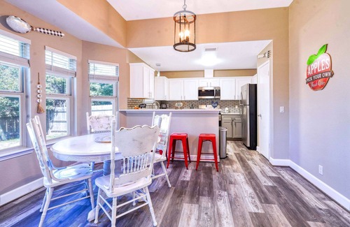 Hutto House | Hip, Spacious Hutto Home 4/2, 3 Mins to Kalahari, Hutto Co-Op, and Dell Diamond