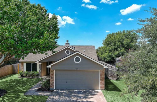 Hutto House | Hip, Spacious Hutto Home 4/2, 3 Mins to Kalahari, Hutto Co-Op, and Dell Diamond