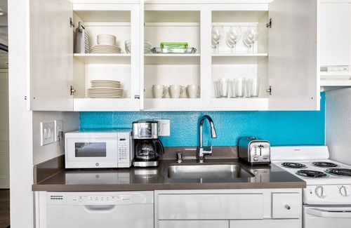 Studio City Apartment | Hip Studio City Studio w/Gym, Pool & W/D, near TJ & WF, by Blueground
