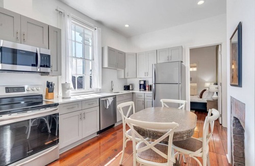 East Riverside Apartment | Hip & Stylish Magazine St. Apt | Balcony & Parking