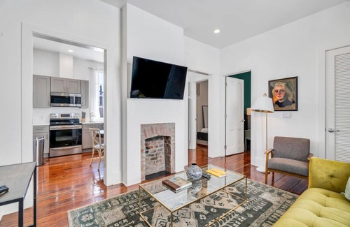 East Riverside Apartment | Hip & Stylish Magazine St. Apt | Balcony & Parking
