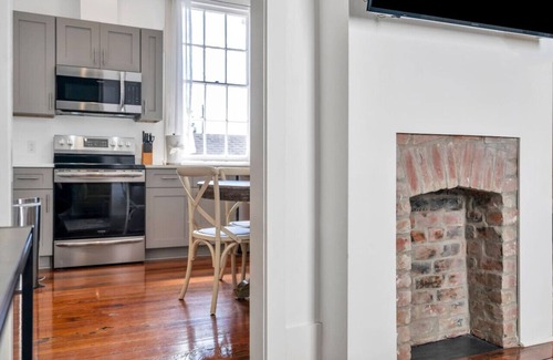 East Riverside Apartment | Hip & Stylish Magazine St. Apt | Balcony & Parking