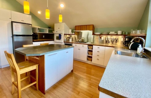 Geneva Apartment | Hip & Sunny Lake Whatcom Apartment