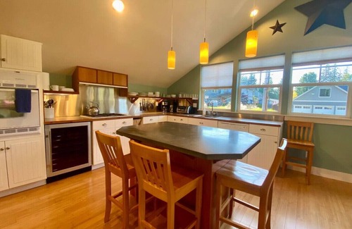 Geneva Apartment | Hip & Sunny Lake Whatcom Apartment