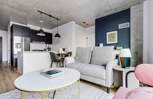 West Town Apartment | Hip West Loop 1BR w/Gym, Pet Area, Rooftop, W/D & Gym, by Blueground