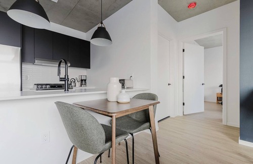West Town Apartment | Hip West Loop 1BR w/Gym, Pet Area, Rooftop, W/D & Gym, by Blueground