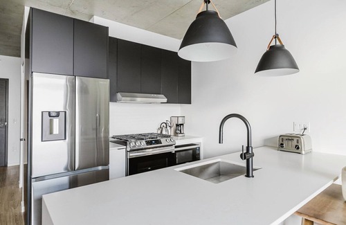 West Town Apartment | Hip West Loop 1BR w/Gym, Pet Area, Rooftop, W/D & Gym, by Blueground