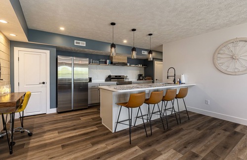 Wolf Creek House | Hip-Young-Fun LAKE HOUSE Guest Suite