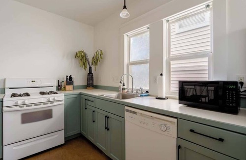 Humboldt House | Hipster Vibe Apartment - Food Carts & Live Music