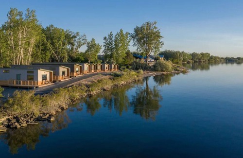 Boardman House | Hire Motorized Watercraft on Site! 4 Modern Spaces w/ Breathtaking Views, Pool