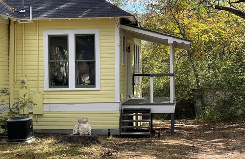 Mineola House | Historic 1-bedroom house with WiFi, washer and dryer. Short walk to town.