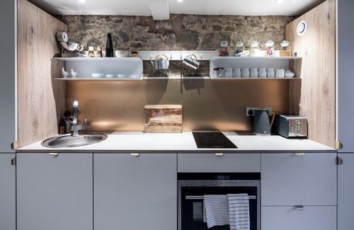 South Queensferry House | Historic 1600s townhouse in South Queensferry with Forth Bridge views and easy Edinburgh access.