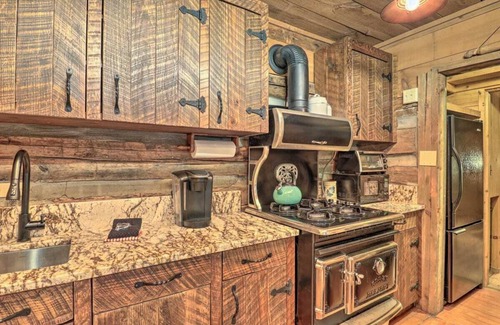Balsam Cabin | Historic 1850s Log Cabin: Enjoy the holiday season in the Smokies. ❄️☃️❄️
