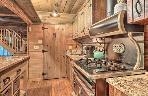 Balsam Cabin | Historic 1850s Log Cabin: Enjoy the holiday season in the Smokies. ❄️☃️❄️