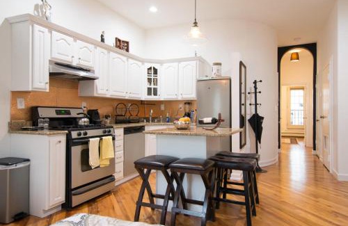 Paulus Hook Apartment | Historic 1869 Brownstone 15 min to NYC downtown