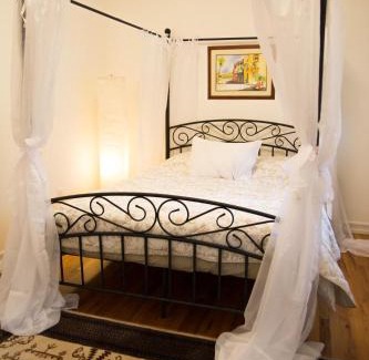 Paulus Hook Apartment | Historic 1869 Brownstone 15 min to NYC downtown