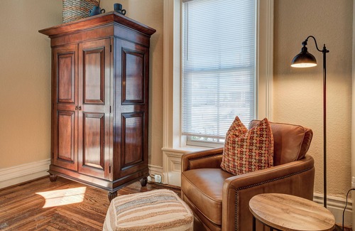 Bristol Apartment | Historic 1880s 1-bedroom Downtown Apartment