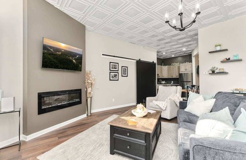 Smithville Condo | Historic 1894 Space in Downtown Smithville