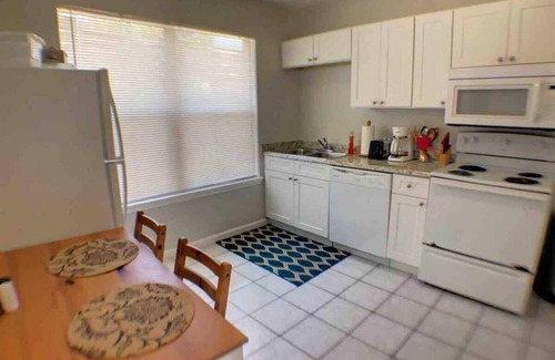Historic Downtown Melbourne Apartment | Historic 1br King Bed Walk downtown 5min to beach