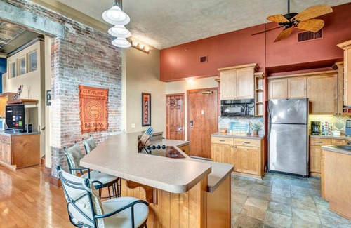 Downtown Cleveland Condo | Historic 2 Bed/2 Bath Penthouse in Downtown