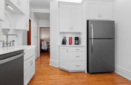 De Pere Apartment | Historic 2-bedroom 1st floor unit with a beautiful porch in delightful De Pere