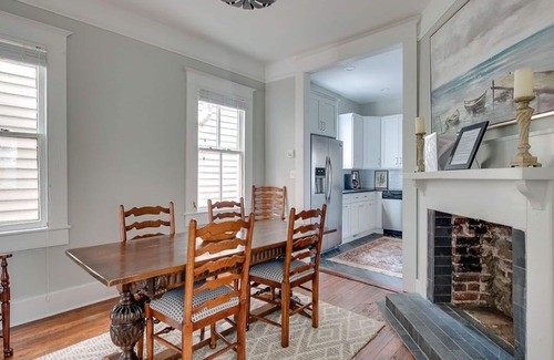 Thomas Square House | Historic 2 bedroom condo in Savannah's Starland District.