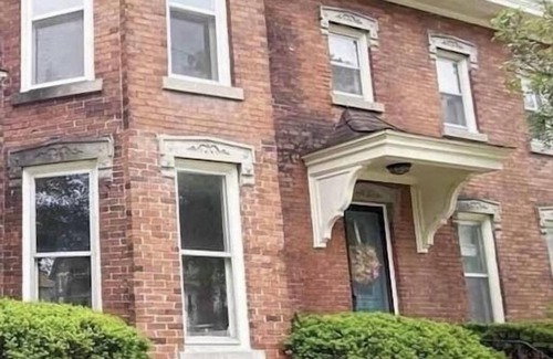 Owosso Condo | Historic 2-bedroom condo in Owosso