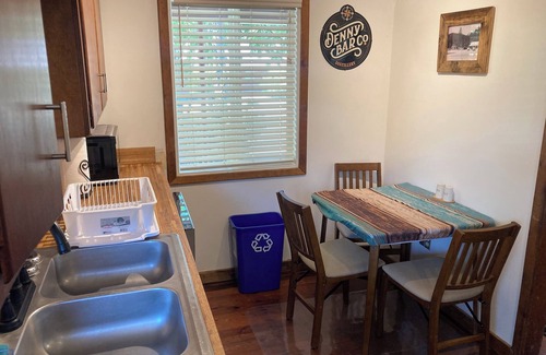 Douglas City Cabin | Historic 2-Bedroom Gold Miners Cabin on Trinity River, with Wi-Fi & A/c.