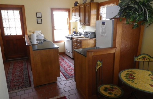 Block Island Apartment | Historic 2 Bedroom sleeps 6 Tastefully Decorated, ~AC~Apartment