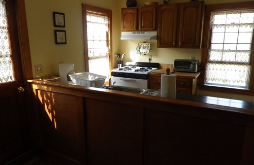 Block Island Apartment | Historic 2 Bedroom sleeps 6 Tastefully Decorated, ~AC~Apartment