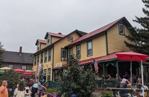 Bar Harbor Apartment | Historic 2 Cats Inn-Free Breakfast-Samson Room
