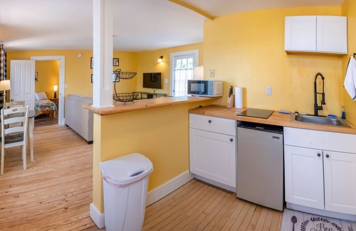 Bar Harbor Apartment | Historic 2 Cats Inn-Free Breakfast-Georgia Room