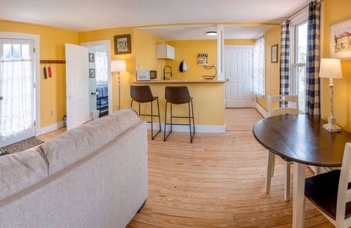 Bar Harbor Apartment | Historic 2 Cats Inn-Free Breakfast-Georgia Room
