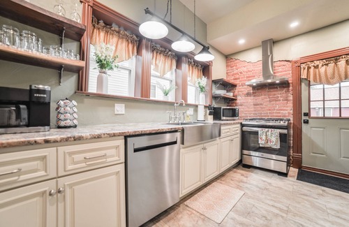Cape Girardeau House | Historic 2-Story Foursquare Home - C.1847 - River Views - Fast Wifi