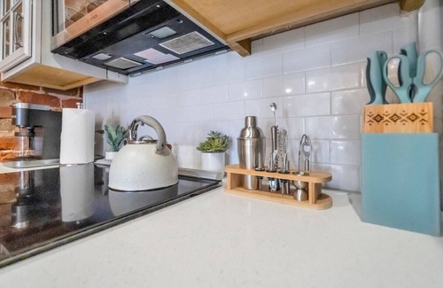 Central Business District Condo | Historic 2BR Condo, Walk to FQ & Top Dining Spots