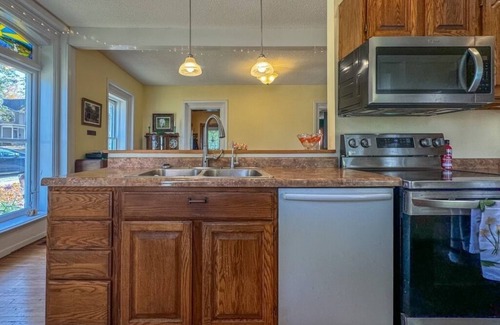 Algona House | Historic 3 -bedroom house in Algona close to downtown WiFi. 2 parks nearby