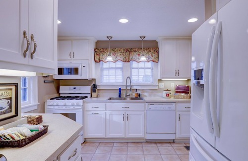 Decatur House | Historic 3 BR Home w/Game Room Near Millikin Univ.