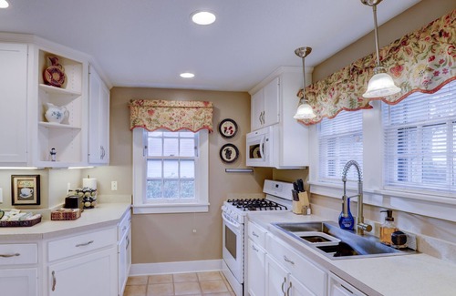 Decatur House | Historic 3 BR Home w/Game Room Near Millikin Univ.