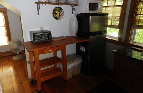 Block Island Apartment | Historic 3rd floor 1 Bedroom Sleeps 4 Tastefully Decorated, ~AC~apartment