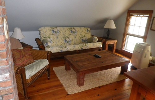 Block Island Apartment | Historic 3rd floor 1 Bedroom Sleeps 4 Tastefully Decorated, ~AC~apartment