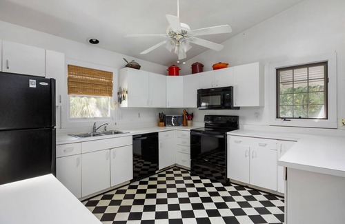 Sullivan's Island House | Historic 4-bedroom House on Sullivan's Island w/Hammock & Elevator