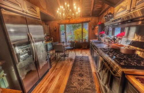 Amston Cabin | Historic 4 Bedroom Luxury Cabin with Private Waterfall & Lake Access
