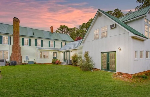 Mathews House | Historic 4 bedroom private waterfront home