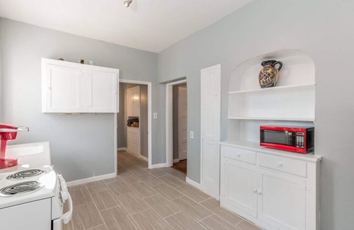 West University House | Historic 4th Ave Sunshine Suite