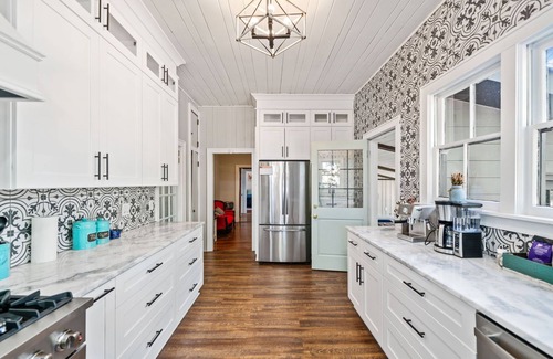 Jasper House | Historic 5 Bedroom Home Walking Distance to Downtown Jasper!