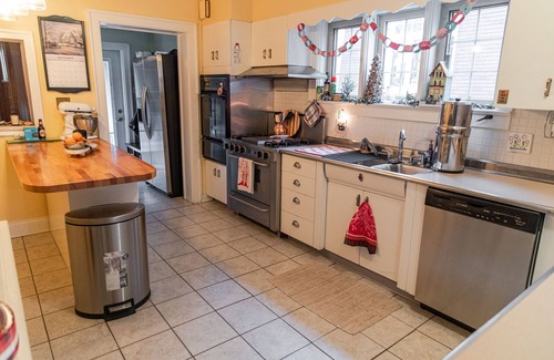 Decatur House | Historic 5bd House w/Sunroom & 2 Fireplaces