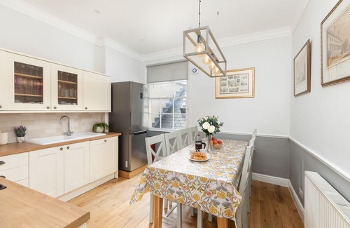 Bath City Centre House | Historic 6 Bed Townhouse-Roman Baths 1 min walk